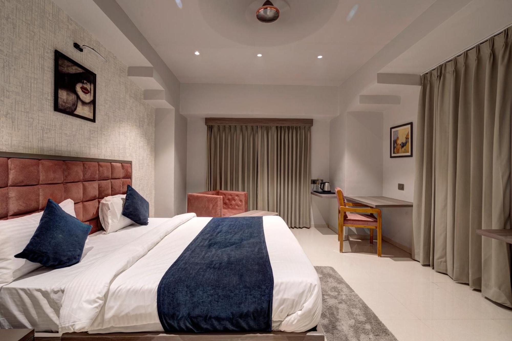 Hotel Sparsh Divine Ahmadábád Kültér fotó