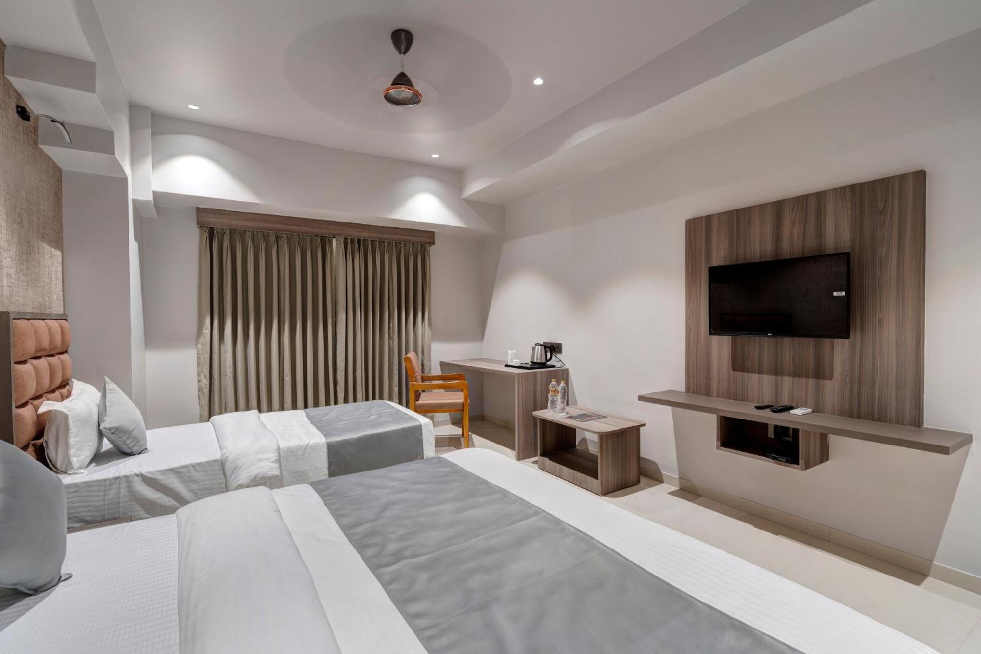 Hotel Sparsh Divine Ahmadábád Kültér fotó