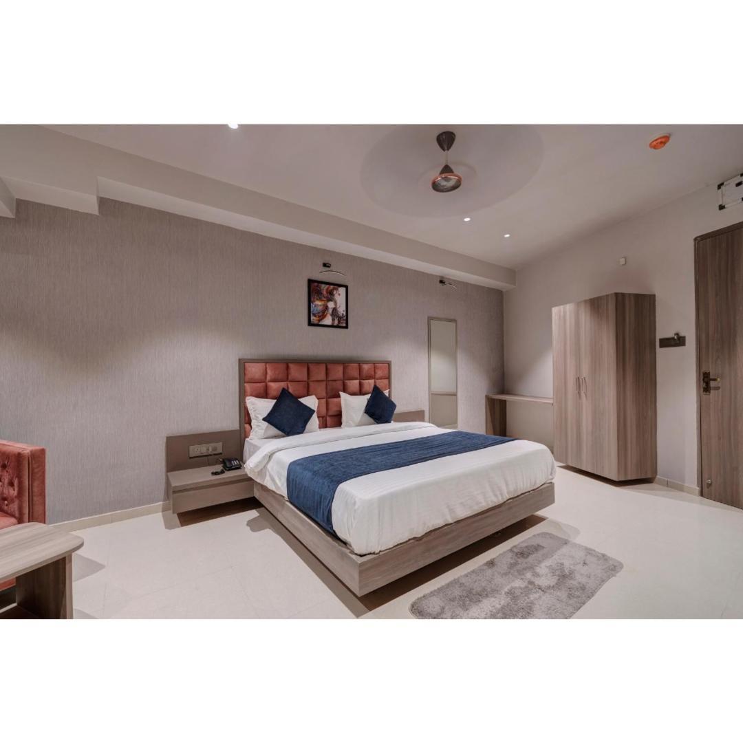 Hotel Sparsh Divine Ahmadábád Kültér fotó